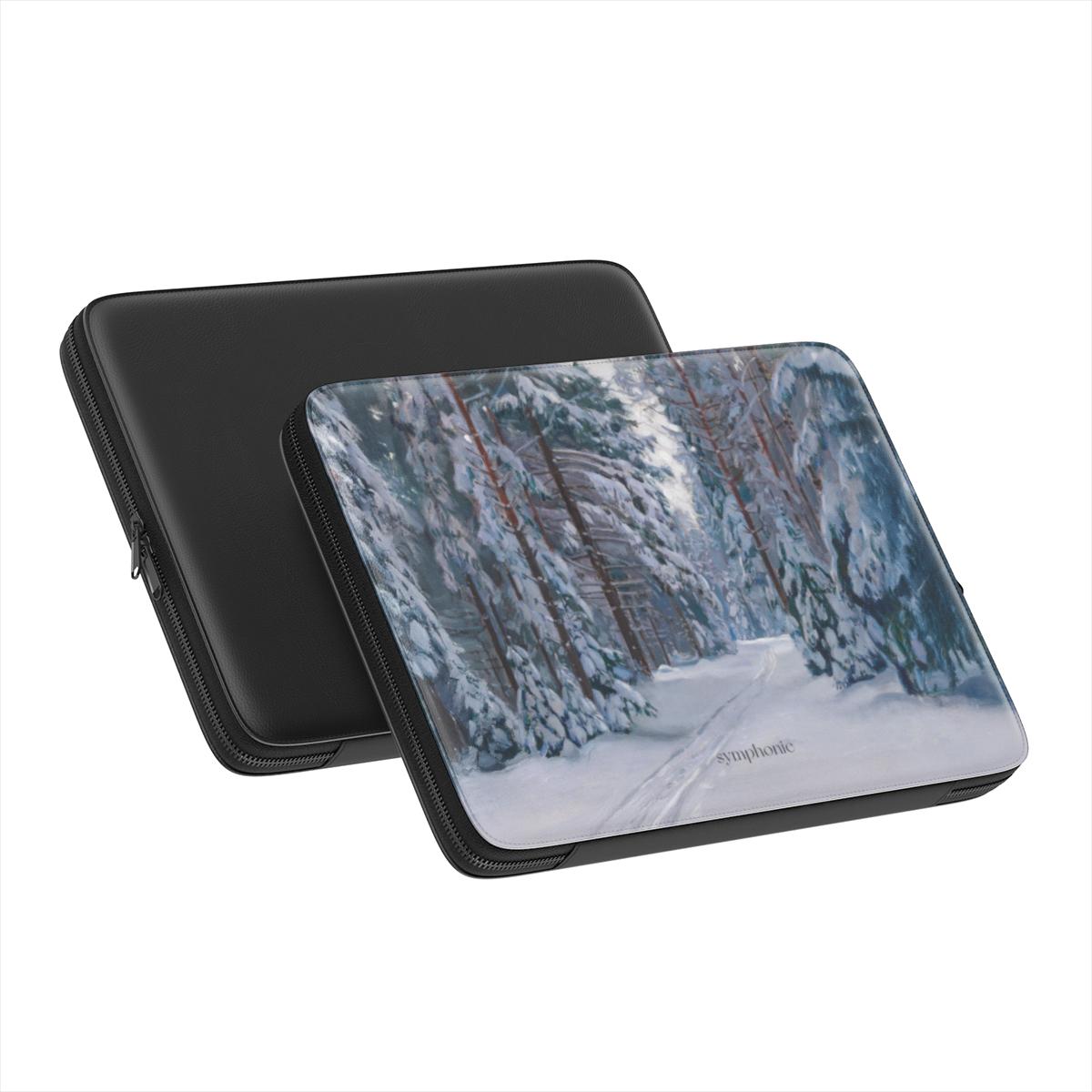 Verschneiter Waldweg - Laptop Sleeve