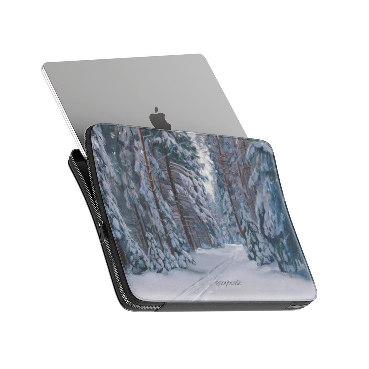 Verschneiter Waldweg - Laptop Sleeve